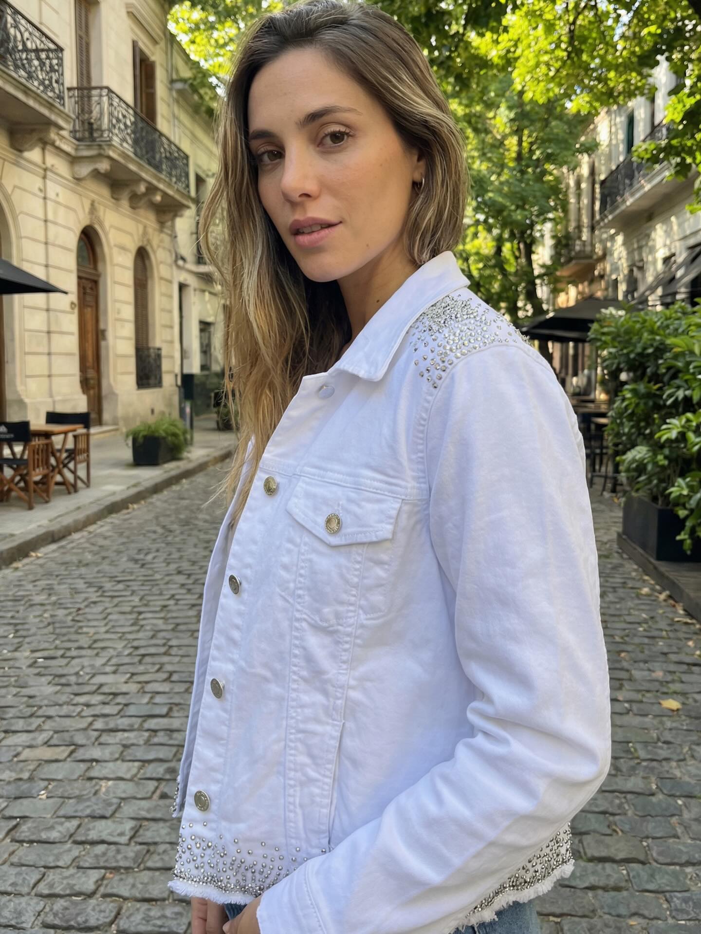 Campera blanca puntilla calle